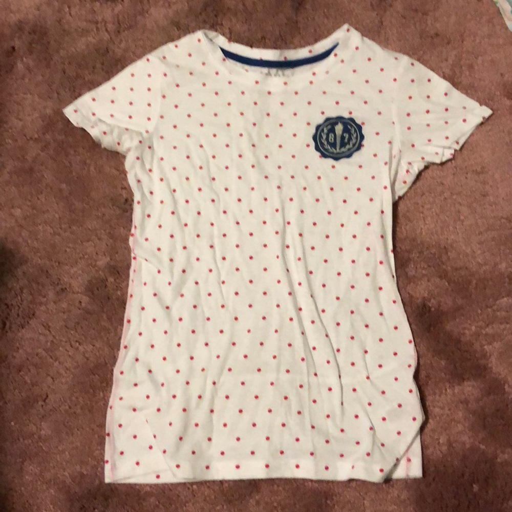 Women’s fit polka dotted t-shirt.